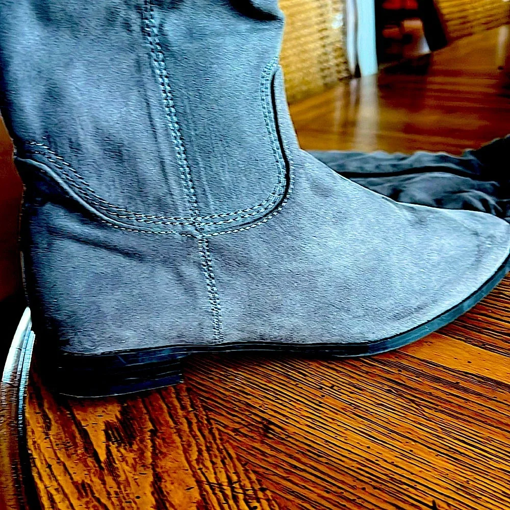 IA European CollectionKnee HighFauxSuede GreyBootSemi pointed toe.SideZippers.39
